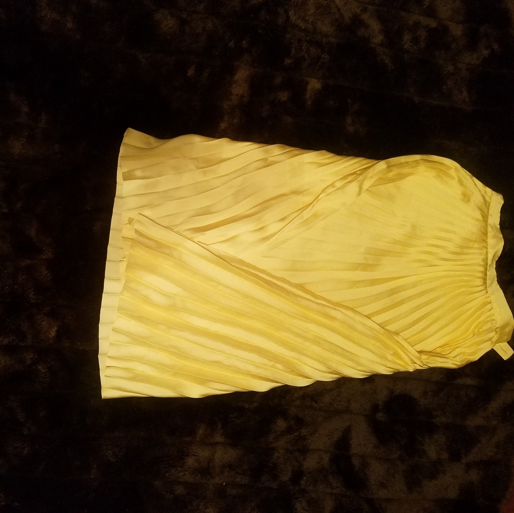 Pleated yellow asymmetrical skirt.